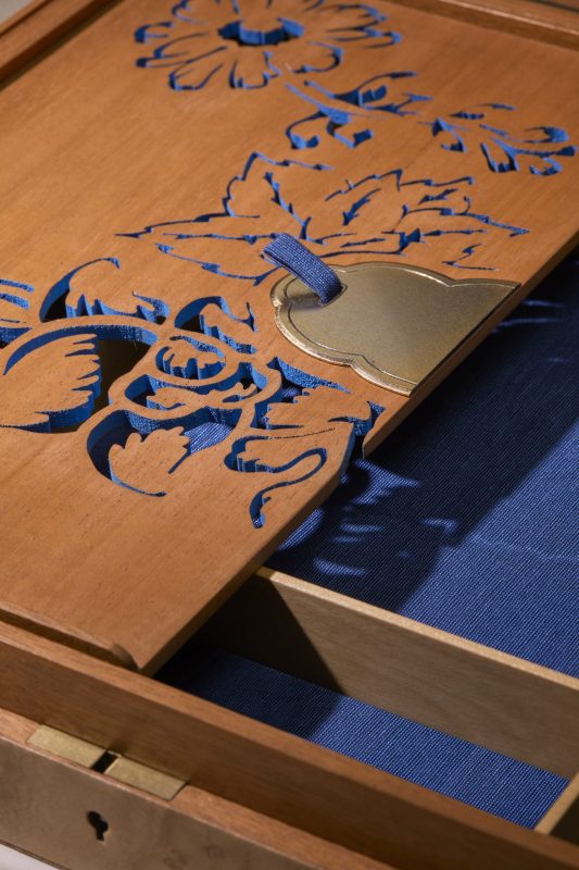 Meuble unique en bois précieux conçu dans un design luxueux artisanal.