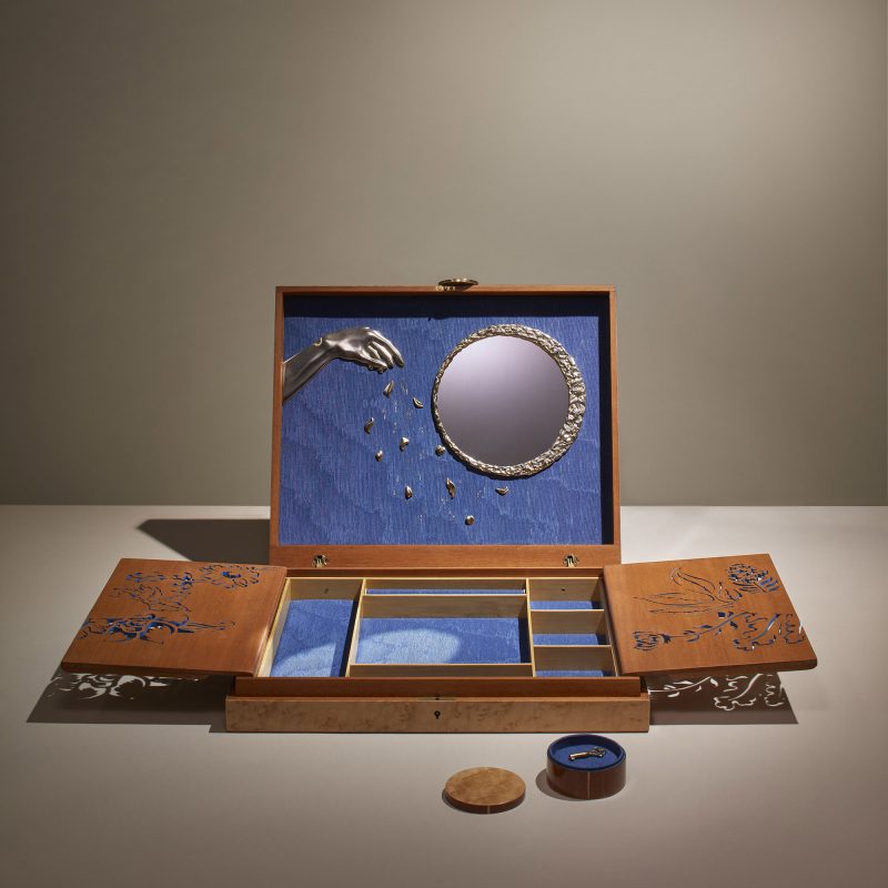 Coffret de rangement décoratif avec miroir et incrustations, œuvre d’ébénisterie durable.